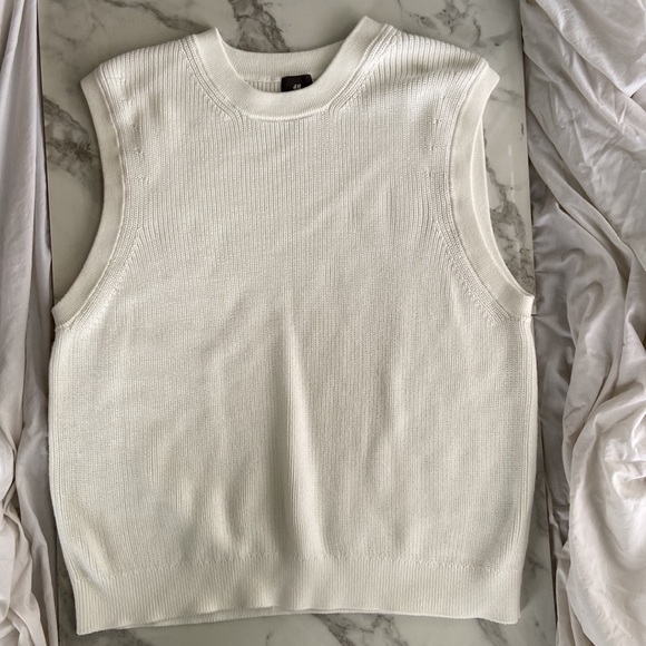 H&M White Sweater Vest - Picture 1 of 4